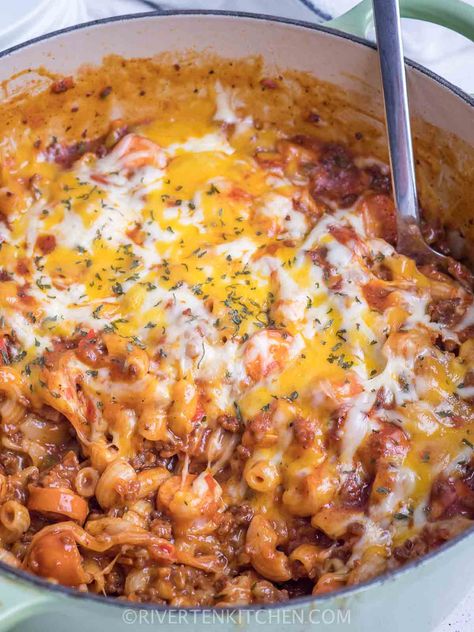 Ground Beef Casserole with Hot Dogs (One Pot!) Hot Dog Pasta Recipes, Hot Dog Pasta, Hot Dog Spaghetti, Hot Dog Casserole, Coco Puffs, Main Entrees, Filipino Style, Beef Hot Dogs, One Skillet Meals