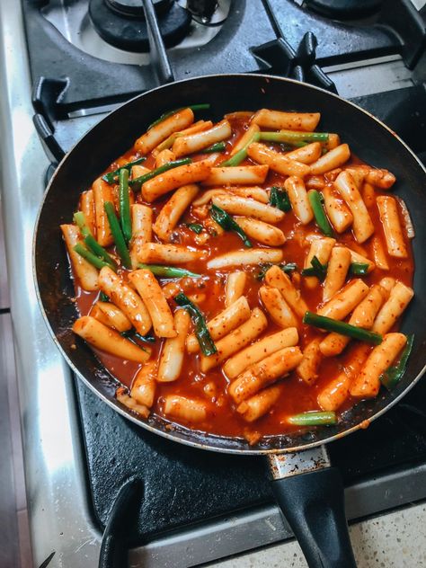 Korean Spicy Rice Cakes - Tteokbokki 떡볶이 - It's Liz Miu Tteokbokki Recipe, Main Recipes, Korean Rice Cake, Rice Cake Recipes, Food Rice, Korean Rice, Spicy Rice, Mapo Tofu, Sweet And Spicy Sauce