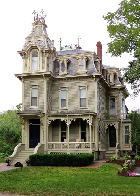 Inside Victorian Homes Interiors, Black Victorian House, Wicker Bed, Victorian Architecture Interior, Victorian Homes Exterior, Old Victorian Homes, Victorian Style House, Victorian Style Homes, Victorian Times