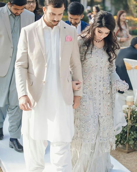 Groom Wedding Dress Pakistani, Simple Nikkah, Couple Dressing, Shaadi Outfits, Eid Kurta, Wedding Outfits Indian, Pajama Men, Nikah Outfit, Wedding Dresses Pakistani