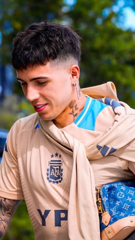 Enzo Fernandez River, Enzo Fernandez Argentina, Fernandez Argentina, Argentina Soccer Players, Argentina Soccer Team, Boys Fade Haircut, Mid Fade Haircut, Enzo Fernandez, Argentina Soccer