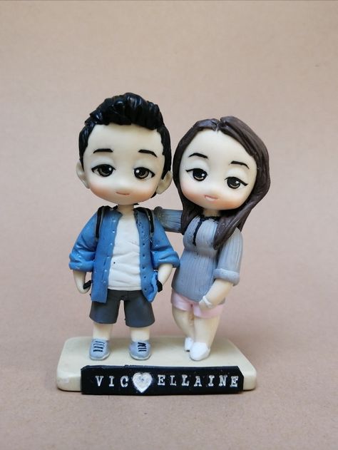 Polymer clay • Chibi • Miniature • Handmade • Made to order Polymer Clay Couple, Chibi Polymer Clay, Clay Chibi, Cute Chibi Couple, Chibi Couple, Couple Ideas, Clay Design, Polymer Clay Creations, Pasta Flexible