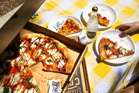 box of pizza on a picnic table covered by a checkered tablecloth Pizza Lifestyle Photography, Pizza Shoot, Pizza Photoshoot, Pizza Picnic, Picnic Photoshoot, Food Photoshoot, Pizza Pie, Picnic Food, Outdoor Picnics