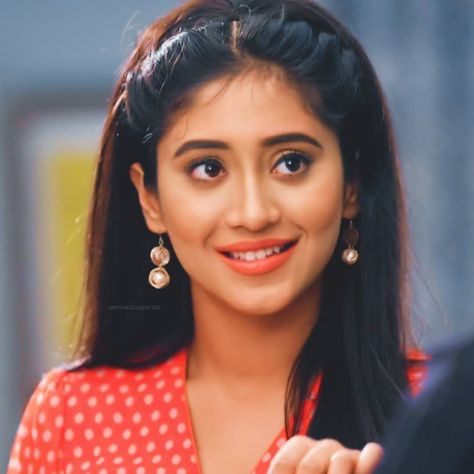 THE SHIVANGI JOSHI❤ on Instagram: “Beautiful❤ @shivangijoshi18 #shivangijoshi #naira #yrkkh” Naira Hairstyles In Yrkkh, Whatsapp Status Aesthetic, Naira Yrkkh, Mohit Chauhan, Hairstyles For Gowns, Open Hair, Indian Wedding Gowns, Serial Actress, Mohsin Khan