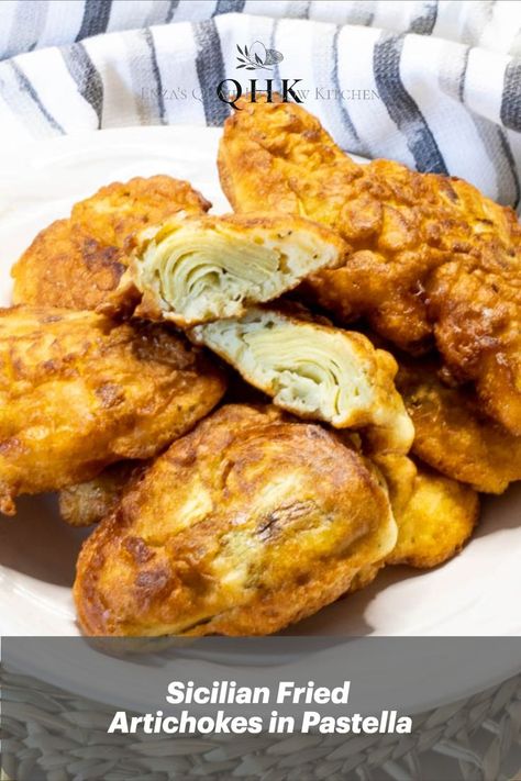 Golden battered fried artichokes with one cut in half to show the artichoke heart. Battered Artichoke Hearts, Italian Fried Artichoke Hearts, Fried Artichokes Italian, Fried Artichoke Hearts Recipes, Artichokes Recipes, Best Artichoke Recipe, Fried Artichoke Hearts, Fried Artichokes, Artichoke Heart Recipes