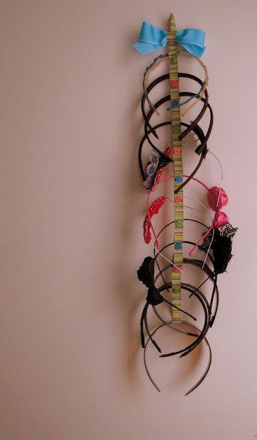 Simple Headband Organizer (just ribbon, thread, and buttons!) Headband Organizer Diy, Hair Band Holder, Headband Storage, Headband Organizer, Simple Headbands, Organizing Hair Accessories, Headband Holder, Diy Ribbon, Diy Organization