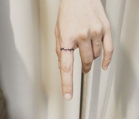 Men Finger Tattoos, Tatoo Ring, Crown Finger Tattoo, Thorns Ring, Thorn Tattoo, Ring Tattoo Designs, Ring Tattoo, Wreath Ring, Ring Finger Tattoos