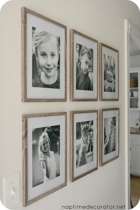 Foto Scale, Foto Muro Collage, Family Pictures On Wall, Exposition Photo, Collage Mural, Family Photo Wall, Hal Decor, Upstairs Hallway, Photo Wall Gallery