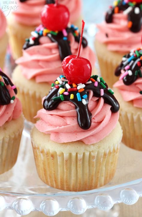 Strawberry Sundae Cupcakes | The Best Strawberry Dessert Recipe Ever Boutique Patisserie, Moist Vanilla Cupcakes, Sundae Cupcakes, Strawberry Sundae, Strawberry Dessert Recipes, Cake Mini, Strawberry Buttercream, Chocolate Chip Cake, Strawberry Desserts