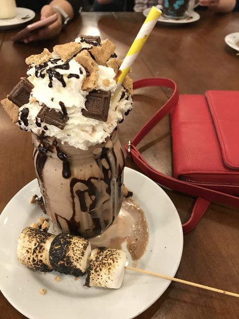 Marshmallow Milkshake, S’mores Smoothie, Toasted Marshmallow Milkshake, Dessert Smores, S’mores Milkshake, Cookies And Cream Milkshake, Ice Cream Business, Funny Shoes, Pretty Desserts