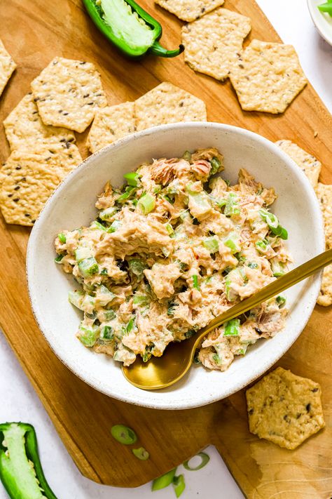 Easy Spicy Tuna Salad Spicy Tuna Salad Recipe, Simple High Protein Lunch, Starkist Tuna Creations Recipes, Tuna Lunch Ideas, Tuna Fish Recipe, Tuna Lunch, Spicy Tuna Salad, Easy Tuna Salad, Tuna Fish Recipes