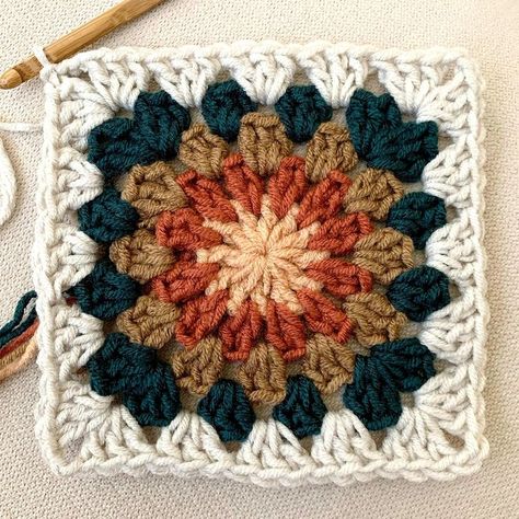 Four Color Granny Square, Granny Square Combinations, Granny Square Decor, Western Granny Square, Granny Square Color Palette, Fall Crochet Aesthetic, Granny Square Unique, Crochet Granny Square Color Combos, Nature Granny Square