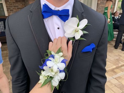 White orchid corsage and boutonnière White Roses Corsage, White Orchid Corsage, Orchid Corsage, Blue Corsage, Corsage Ideas, Orchid Corsages, White Corsage, Prom Corsage And Boutonniere, Boutonnieres Prom