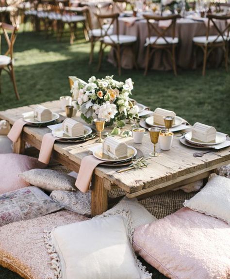 12 Ways To Keep It Chic While Entertaining Kids At A Wedding - Wooden table and pillows kids corner Outdoor Dinner Party, Rustic Wedding Decorations, Deco Champetre, Tafel Decor, Outdoor Dinner, Picnic Wedding, Boho Party, Bohol, Kid Table