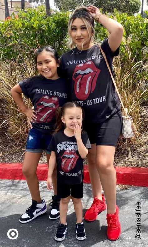 Find family outfit ideas like matching graphic tees for cute photo ops & summer picnics. Comfortable Nashville Outfits, Mommy Daughter Outfits, Daughter Outfits, Summer Picnics, Cute Couple Outfits, Cute Swag Outfits, Baddie Outfits Casual, Couple Outfits, How To Pose