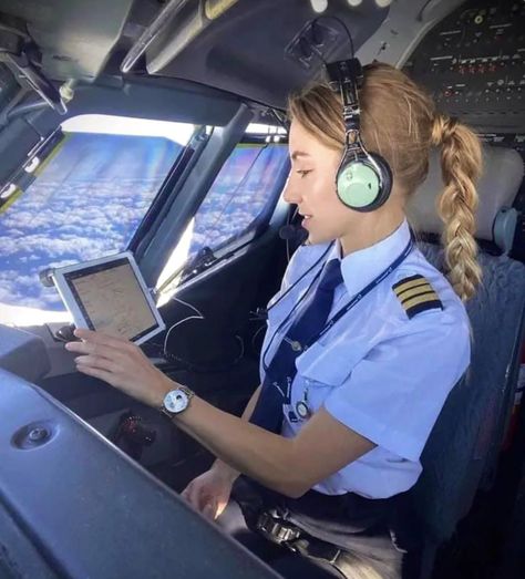 Lady Pilot Aesthetic, Drunk Pictures, Female Pilots, Aviation Education, Women Science, Women Wearing Ties, Flight Attendant Fashion, Pilots Aviation, Aviation World