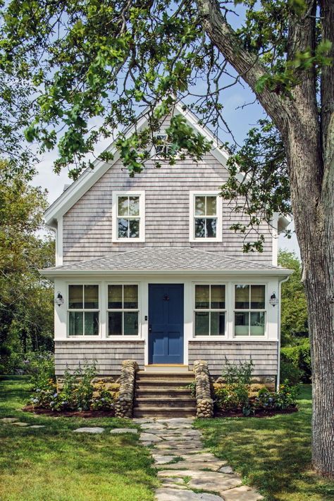 Charming agrarian cottage provides a family escape on Martha's Vineyard Cape Cod House Exterior, Small Cottage Homes, Shore House, Cottage Exterior, Cape Cod House, Small Cottage, Architecture Interiors, Marthas Vineyard, Beach Cottages