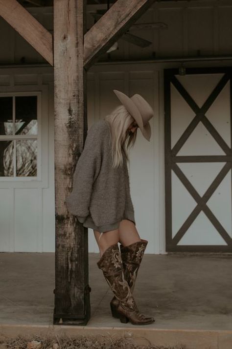 Beth Dutton Outfit Inspiration, Western Photoshoot Ideas, Leah Fish, Country Photoshoot, Western Photo Shoots, Southern Aesthetic, Cowgirl Photoshoot, Freshman Tips, Foto Cowgirl