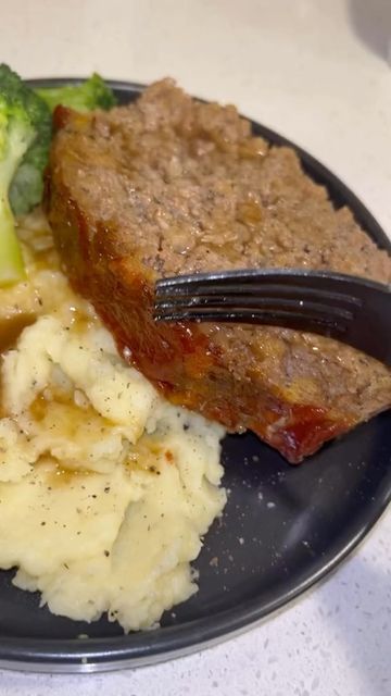 Cici Soriano on Instagram: "Stuffing mix meatloaf! A must try 🔥 

#meatloaf #easyrecipes #dinnerideas #comfortfood #fall #stuffing" Stuffing Mix Meatloaf, Stuffing Meatloaf, Easy Meatloaf Recipe, Meatloaf Dinner, Meatloaf Ingredients, Recipe Tiktok, Soul Food Dinner, Easy Meatloaf, Stuffing Mix