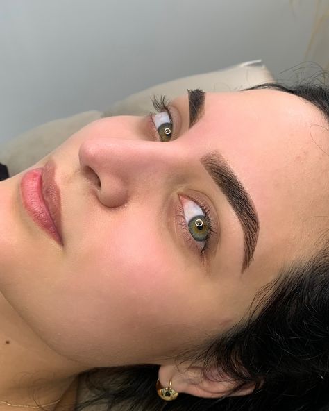 ¿Quieres lucir unas cejas perfectamente definidas y naturales? La técnica de sombreado con henna es la solución perfecta para ti. Obtén un look lleno de estilo y a la moda, ¡todo con un producto 100% natural! ✨ Beneficios: - Resultados inmediatos y duraderos - Resalta tu mirada de forma sutil - Sin productos químicos agresivos 📸 Desliza para ver el antes y después de nuestras clientes felices. 🛍️ ¡Agenda ahora! Y cambia tu mirada #cejas #epilación #sombreadocon henna #henna #browista #b... Henna