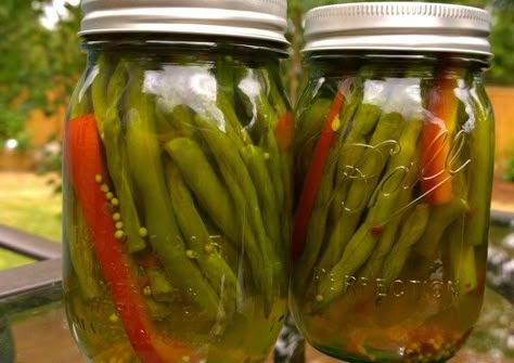 Spicy Pickled Beans, Pickled Beans, Canning Beans, Spicy Green Beans, Pickled Green Beans, Dilly Beans, How To Make Pickles, Yellow Mustard Seeds, Canning Vegetables