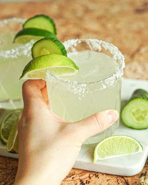 Cucumber Lime Tequila Cocktail, Cucumber Lime Margarita, Cucumber Lime Cocktail, Cucumber Drinks, Lime Cocktail Recipes, Lemon Margarita, Lime Margarita Recipe, Fresh Margarita, Cucumber Margarita