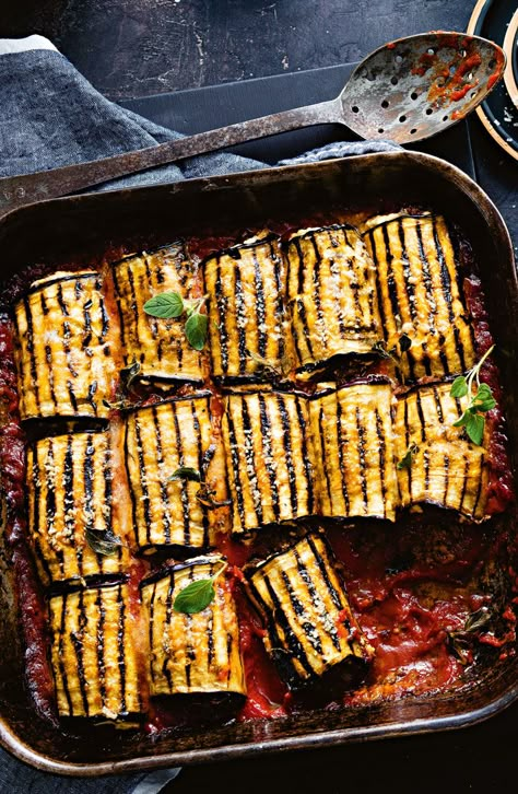 Classic Moussaka, Autumnal Recipes, Aubergine Recipes, Eggplant Moussaka, Aubergine Recipe, Minced Beef Recipes, Eat Greek, Tomato Dishes, Food For Special Event