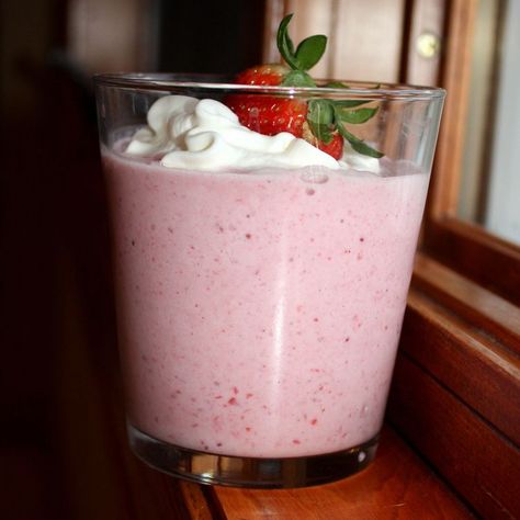 Strawberry Shortcake Drink, Alcholic Drinks, Rum Drinks, Flavored Vodka, Cocktail Drinks Recipes, Ice Cream Desserts, Frozen Drinks, Frozen Strawberries, Smoothie Drinks