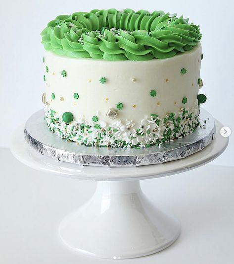 Lucky Charms Cake, Green Velvet Cake, Irish Cake, Irish Cream Cake, St Patricks Day Cakes, Guinness Cake, Green Cake, Rainbow Cupcakes, Sprinkle Cake