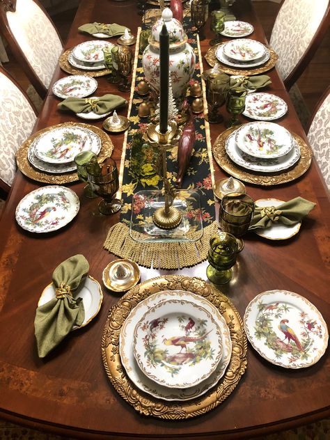 Antique Wedding Table Setting, Antique Table Setting, Christmas Table Decorations Diy, Pretty Table Settings, Formal Table Setting, Traditional Dining Rooms, Table Setting Inspiration, Table Setting Decor, Dinner Table Setting