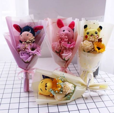 Plush Bouquet With Flowers, Flower Bouquet With Candy, Plushie Bouquet, Plush Bouquet, Flowers Cartoon, Candy Gift Baskets, Valentine Gift Baskets, Soap Flowers, Valentine Bouquet