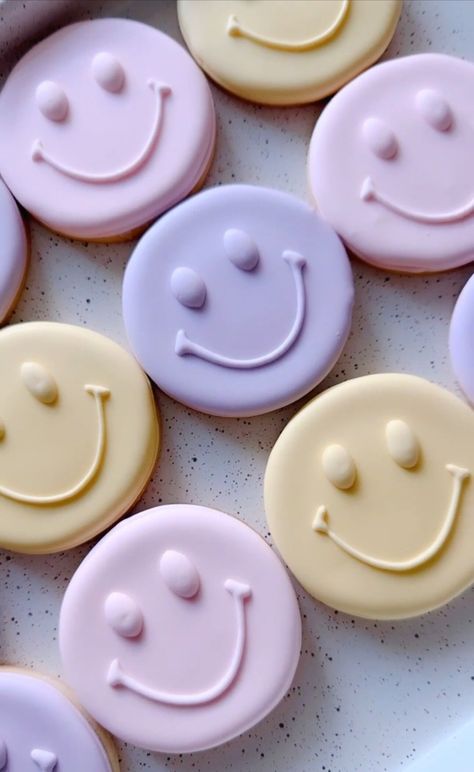 *Set includes 12 Smiley Faces Designed Sugar cookies, designed as pictured. *My cookies are made using simple ingredients: flour, real butter, sugar, eggs, vanilla, and cream cheese. My royal icing consists of confectioners sugar, meringue powder, and colored with safe to eat gel paste colors. *Shipping - Each set is made to order so that the quality is not compromised. When ordering please take into consideration time for baking (5-7 days) as well as a shipping time frame (3-5 business days.) I Sugar Cookie Decorating Recipe, Smiley Face Royal Icing Cookies, Beginner Cookie Decorating Designs, Party Favor Cookies, Butter Cookies Decoration, Circle Cookies Royal Icing, Sugar Cookie Shapes, Flood Icing Cookies, Simple Cookie Decorating Ideas