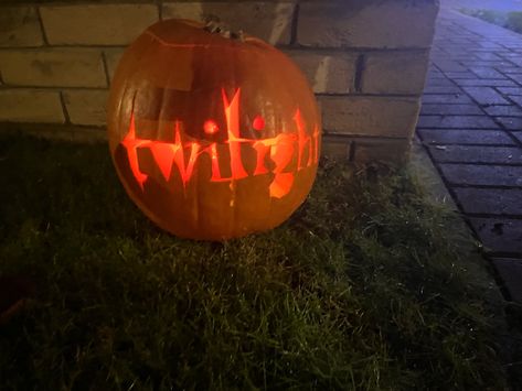 a pumpkin that has “twilight” carved into it Twilight Laptop Wallpaper, Twilight Pumpkin Carving, Twilight Pumpkin, Cottage Dark, Autumn Core, Twilight Aesthetic, Aesthetic Cottage, Laptop Wallpaper, Series Movies