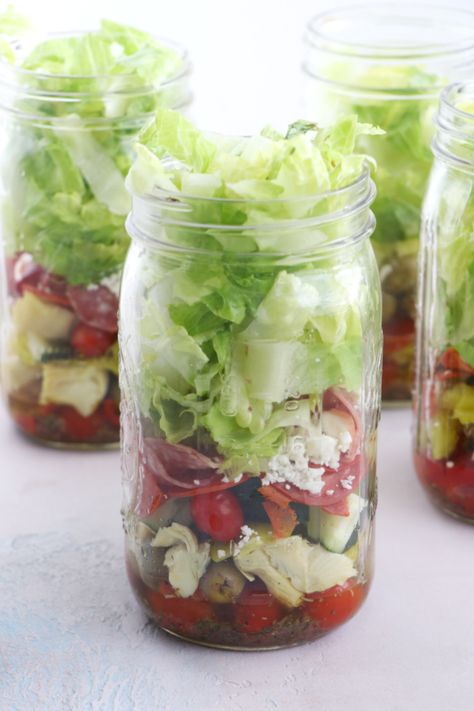 Chopped Antipasto Salad in Mason Jars #lowcarb #masonjars #antipasto Italian Salad In A Jar, Mason Jar Italian Salad, Mason Jar Salads How To Layer, Chopped Salad Mason Jar, Mason Jar Salad Layers, Salad Mason Jar, Cesar Salad Mason Jar, Grinder Salad, Lunch Stuff