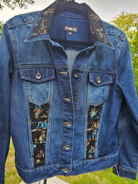 Women's denim jacket with western wear accents. Women's size Medium, measurements are as follows: Shoulder to shoulder:  16" Back of neck to waist: 22" Sleeve length: 24" Pockets: 5" hand pockets, plus two breast pockets Denim Ideas Creative, Quilted Jean Jacket, Denim Makeovers, Levi Jackets, Jacket Upcycle, Quilted Sweatshirt Jacket, Western Denim Jacket, Upcycled Sewing, Jean Jacket Diy