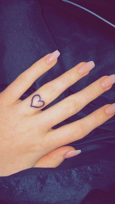 Wedding Band Ring Finger Heart Tattoo. Small Heart Tattoo, Heart Tattoo On Finger, Finger Tattoo For Women, Tattoo Wedding Rings, Wedding Finger, Ring Finger Tattoos, Herz Tattoo, Finger Tattoo Designs, Парные Тату