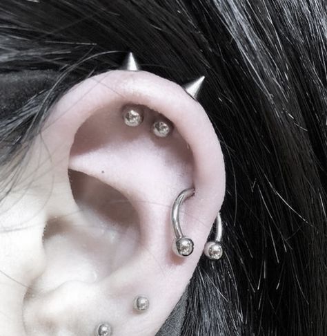 Cool Ear Piercings Punk, Punk Ear Piercings, Cute Piercings Face, Cool Piercings Face, Piercing Ideas Face, Korsett Piercings, Piercings Corps, Aesthetic Piercings, Goth Piercings