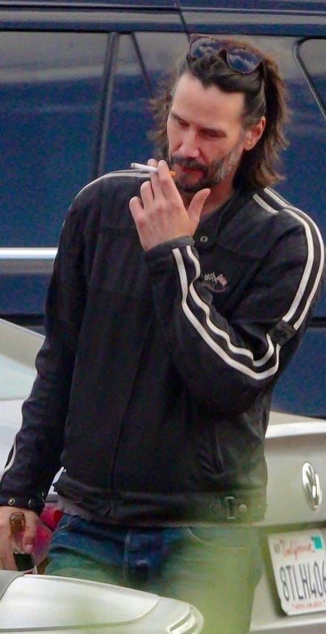 Keanu Reeves hanging out with friends in Malibu (Oct 11 2022) Keanu Reeves Hair Clips, Keanu Rives, Keano Reeves, Keanu Reeves Pictures, Keanu Reeves Life, Keanu Reeves Quotes, Hanging Out With Friends, Loving Man, Keanu Reeves John Wick