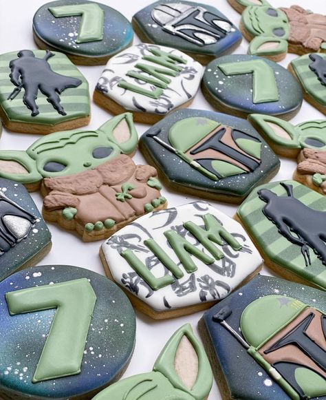 Mandalorian Cookies, Star Wars Baking, Yoda Cookies, Mandalorian Birthday, Star Wars Party Food, Yoda Birthday, Yoda Party, Designer Cookies, Star Wars Cookies