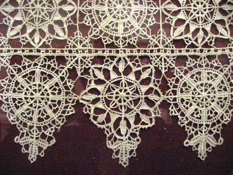 Artistic NeedleWork: Reticella Designs in Crochet Paška Čipka, Elaborate Gowns, Reticella Lace, Making Lace, Point Lace, Victorian Lace, Geometric Star, Linens And Lace, Irish Lace