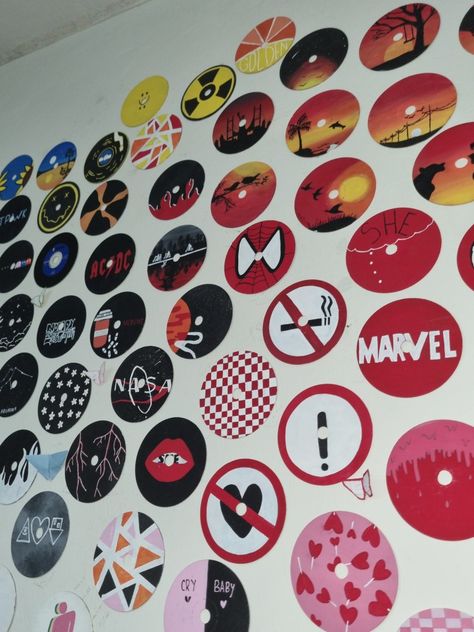 Wall Craft Ideas, Painted Cds, Dvd Art, Vinyl Record Art Ideas, Painted Records, Cd Wall Art, Vinyl Art Paint, Zimmer Diy, Cd Wall