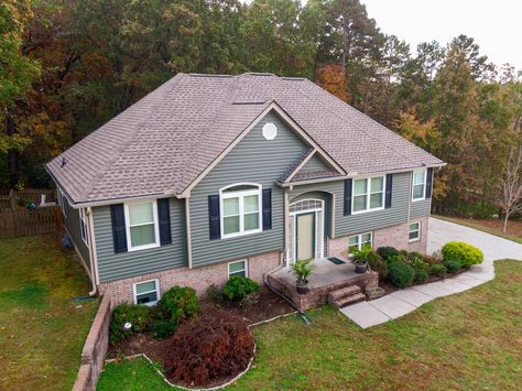 These homeowners in homeowners went with a beautiful dutch-lap vinyl siding in a spruce color. #chattanooga #ooltewah #siding #remodeling #remodelingideas #colorchoices Vinyl Siding Options, Replacing Vinyl Siding, Dutch Lap Vinyl Siding, Spruce Color, Vinyl Siding Installation, Siding Styles, Siding Installation, Composite Siding, Replacing Siding