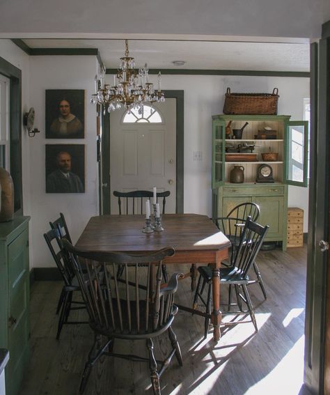 All I see when I look at this photo is I need a new front door… one of these days it’ll happen 🤣 . . . . . . . . . . . . #diningroom #myflippingvintage #cottagecoreaesthetic #vintagefarmhousestyle #cottagehome #fleamarkethomeandliving #fleamarketdecor #cottagedecor #primitivedecor #vintagefarmhousefinds #vintagefarmhouse #countrystylehome #antiquefarmhousedecor #countryprimitives #englishcottagestyle #cottagecore #americanfarmhousestyle #oldhomelove #myhomesweetvintagehome #simpleclassichom... 1940s Dining Room, Colonial Williamsburg Interiors, Cottagecore Dining Room, Boho Modern Farmhouse, Primitive Dining Rooms, Square House, Antique Farmhouse Decor, Early American Style, New Front Door