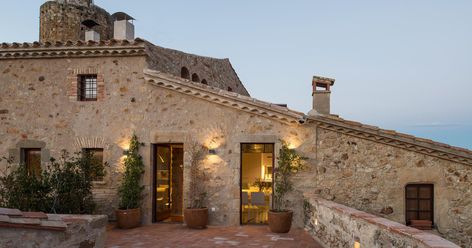 Spanish Hacienda Homes, Spanish Haciendas, Madrid Style, Spanish Exterior, Hacienda Homes, Spain House, House Mediterranean, New Staircase, Glass Staircase