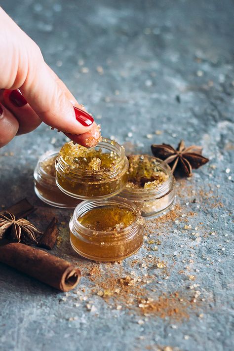 3 Fall Lip Scrubs You Can Make Right Now | http://helloglow.co/fall-lip-scrubs/ Lip Scrub Recipe, Fall Lips, Exfoliating Lip Scrub, Lip Scrub Homemade, Lip Scrub Diy, Sugar Scrub Recipe, Sugar Lip Scrub, Lip Scrubs, Diy Lip Balm