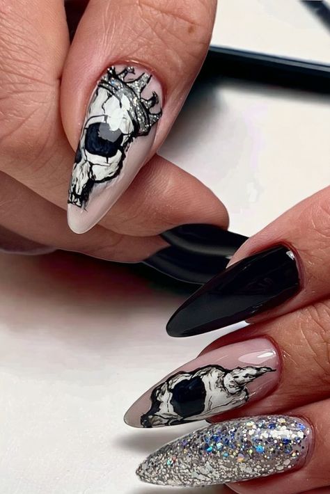 Elegance in the Afterlife: Skull Nails Trend Nails With Skulls, Skull Nail Designs, Skull Nail Art, Witch Nails, Skull Nails, Nails Trend, Fantasy Nails, Beauty Nails Design, Goth Nails