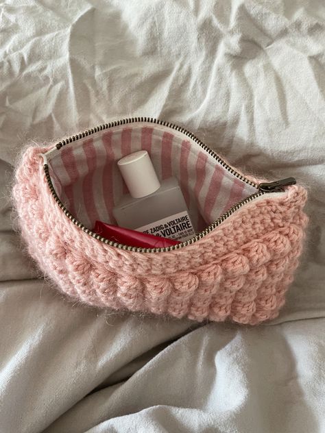 Crochet Makeup Bag, Crochet Pouch, Fun Hobbies, Diy Crochet Projects, Crochet Bag Pattern, Crochet Handbags, Diy Crochet, Crochet Designs, Bag Pattern