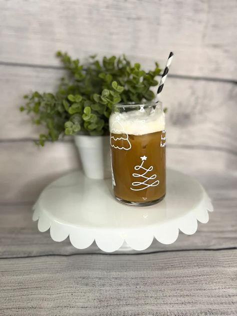 Holiday Beer, Santa Gifts, Glass Straws, Holiday Christmas Gifts, Beer Glass, Cold Beverages, Gifts Holiday, Permanent Vinyl, Cricut Ideas