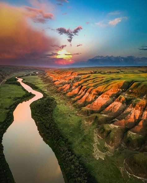 Drumheller, Alberta The hoodoo's is an incredible place to visit. Its like youre driving from one planet to another. One moment you are surrounded by canola fields and huge industrial farms.  Then  youre driving into a desert, and the temperature has just rose by at least 5 degrees. Drumheller Alberta, Red Deer Alberta, Canada Vacation, Jurassic Period, Largest Dinosaur, World Most Beautiful Place, Beach Place, Wild Wild West, Visit Canada