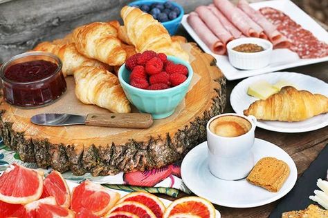 DIY European-style breakfast bar: A simple, budget-friendly breakfast for a group! Breakfast For A Group, Breakfast Buffet Ideas, European Breakfast, Cheap Recipe, Breakfast Catering, Breakfast Spread, Deli Ham, Yogurt And Granola, Breakfast Plate